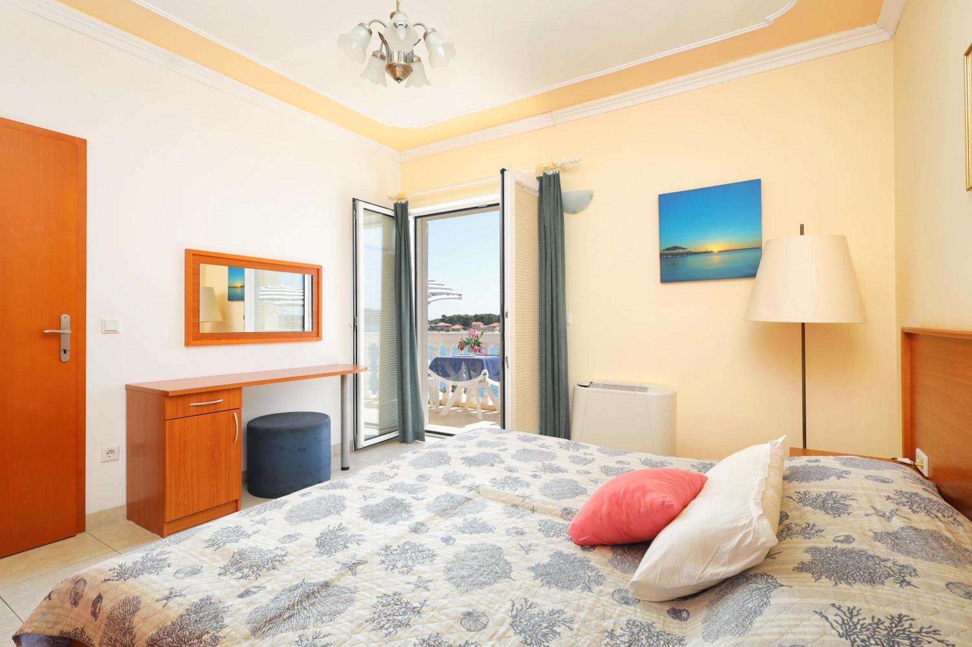 Family Friendly Seaside Apartments Brodarica, Sibenik - 15270 Ruang foto